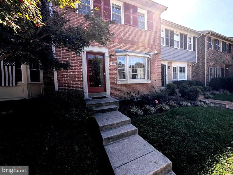 8241 Clifton Farm Ct, Alexandria, VA 22306