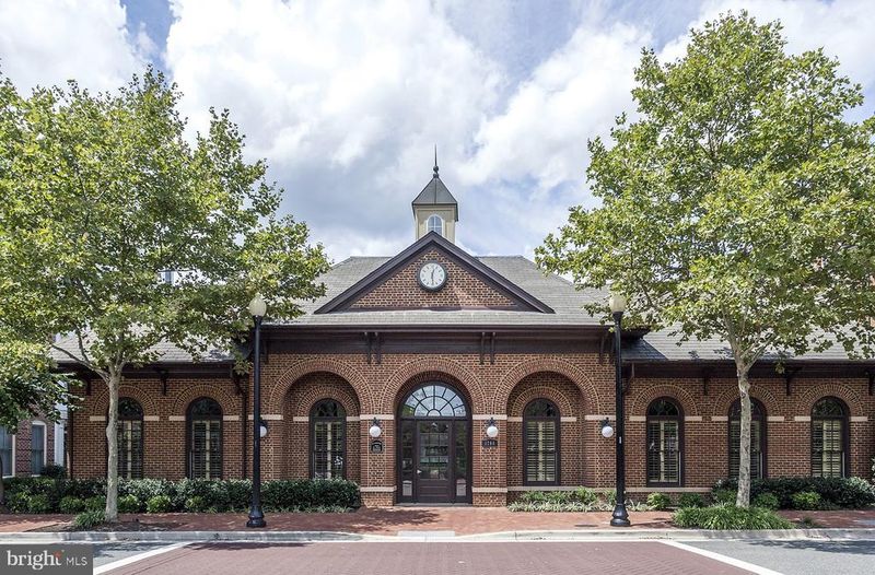 702 Rose Sq, Alexandria, VA 22314