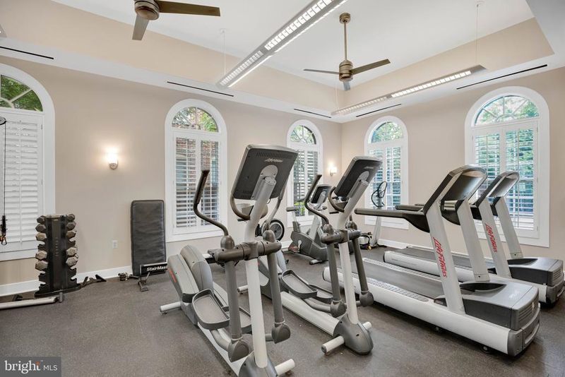702 Rose Sq, Alexandria, VA 22314