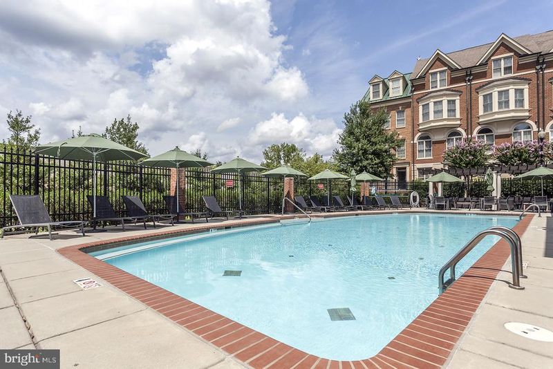702 Rose Sq, Alexandria, VA 22314