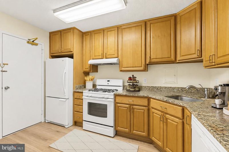 1300 S Army Navy Dr #1007, Arlington, VA 22202