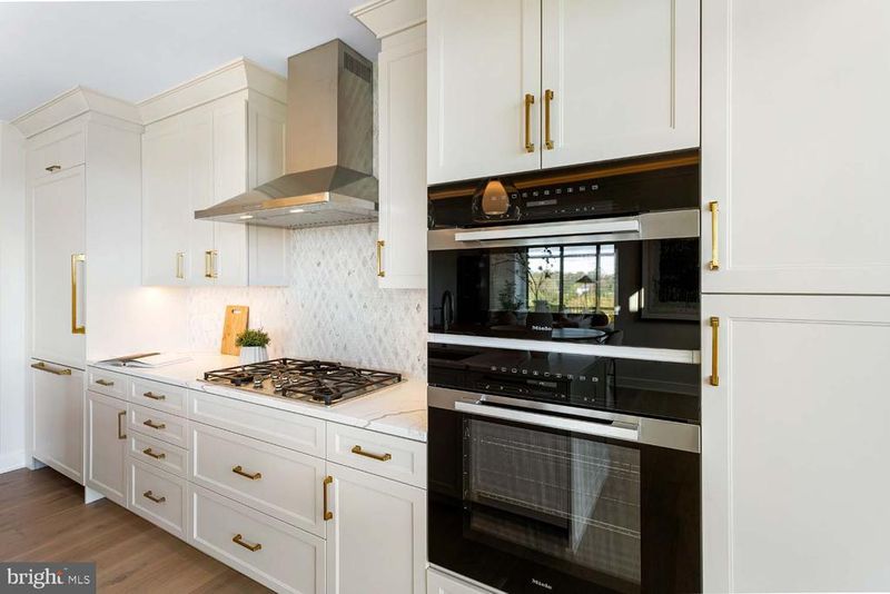 6718 Lowell Ave #604, Mclean, VA 22101