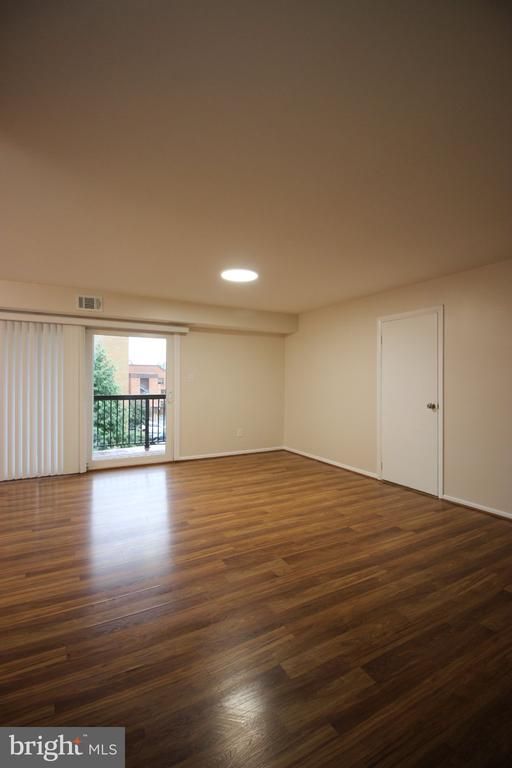 212 Locust St SE #106, Vienna, VA 22180
