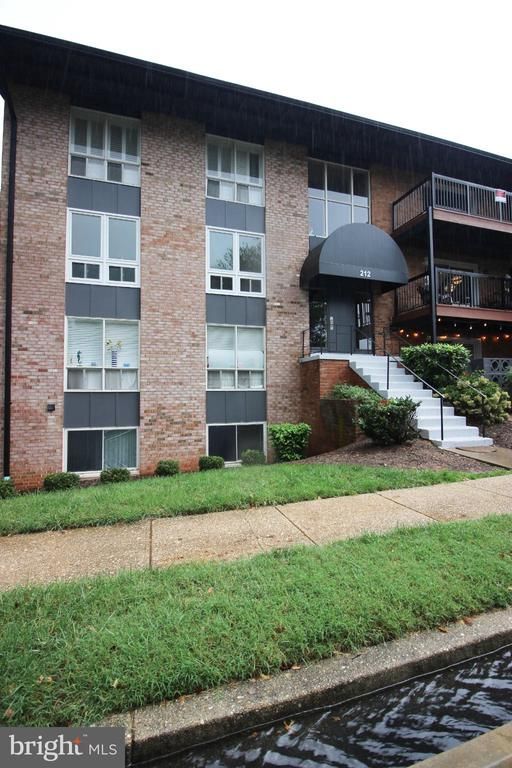 212 Locust St SE #106, Vienna, VA 22180