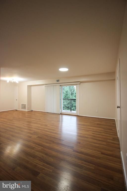 212 Locust St SE #106, Vienna, VA 22180