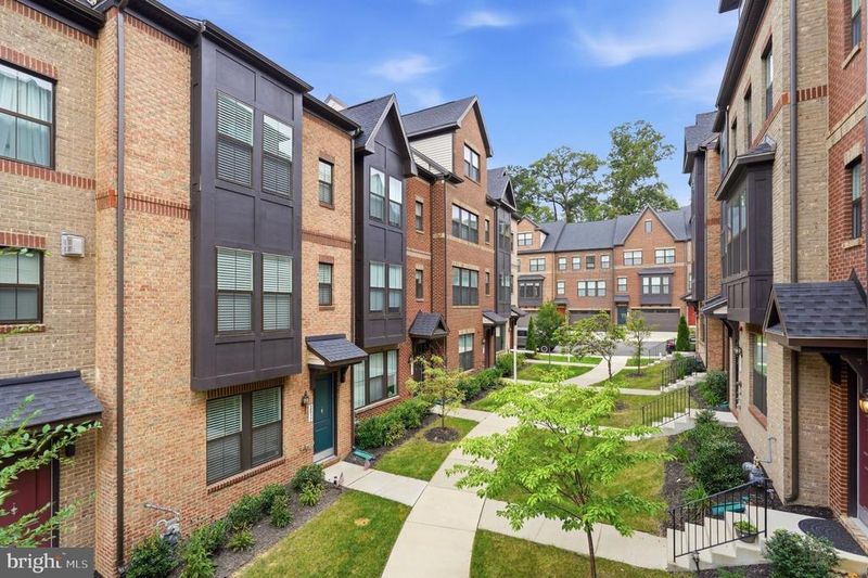 2837 Hokie Ln, Alexandria, VA 22306