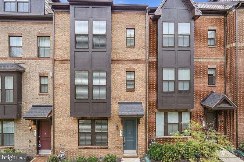 2837 Hokie Ln, Alexandria, VA 22306
