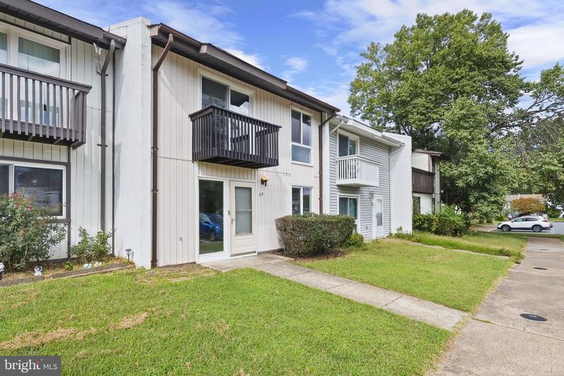35 Monarch Dr, Sterling, VA 20164