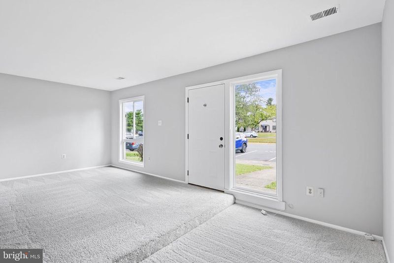 35 Monarch Dr, Sterling, VA 20164