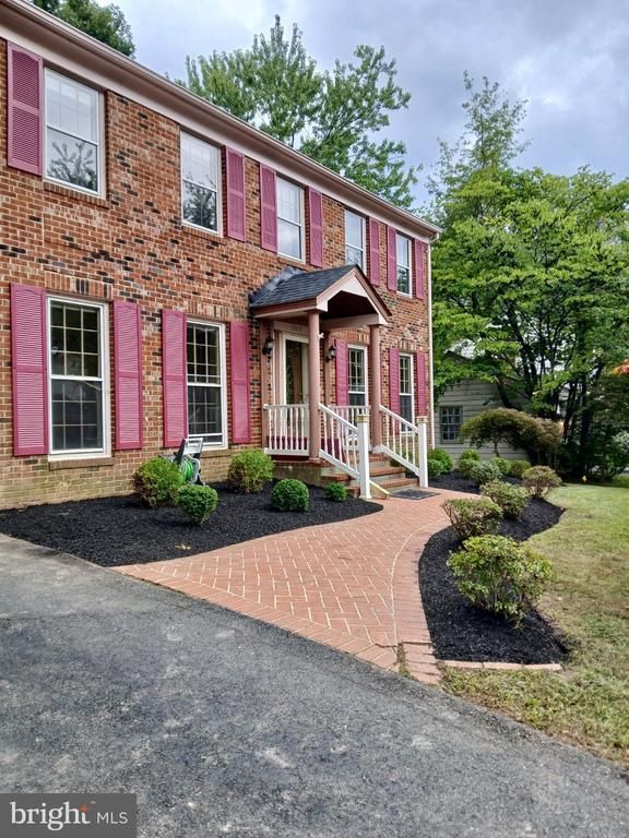 10691 John Ayres Dr, Fairfax, VA 22032