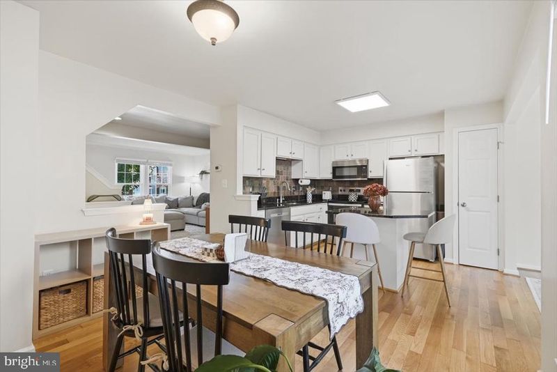 7049 Rogue Forest Ln, Gainesville, VA 20155