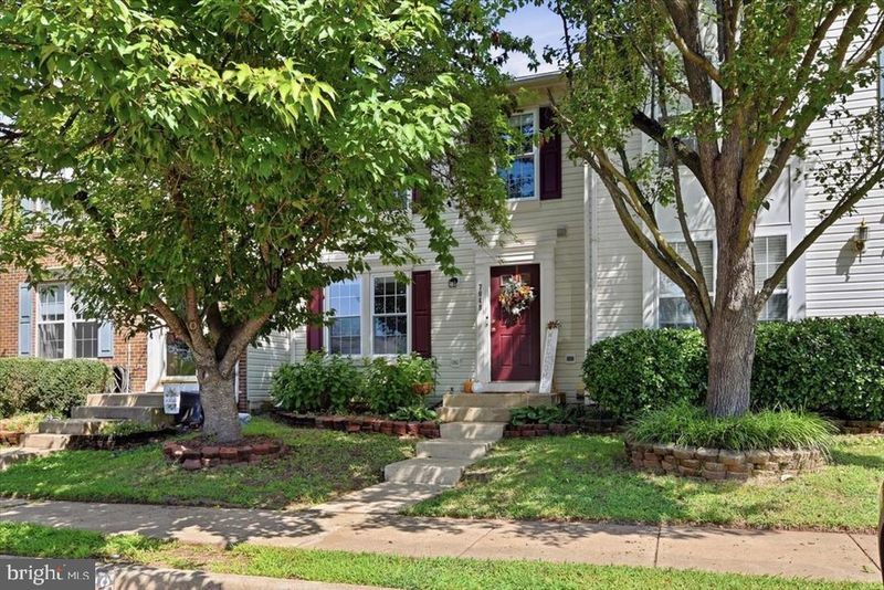 7049 Rogue Forest Ln, Gainesville, VA 20155