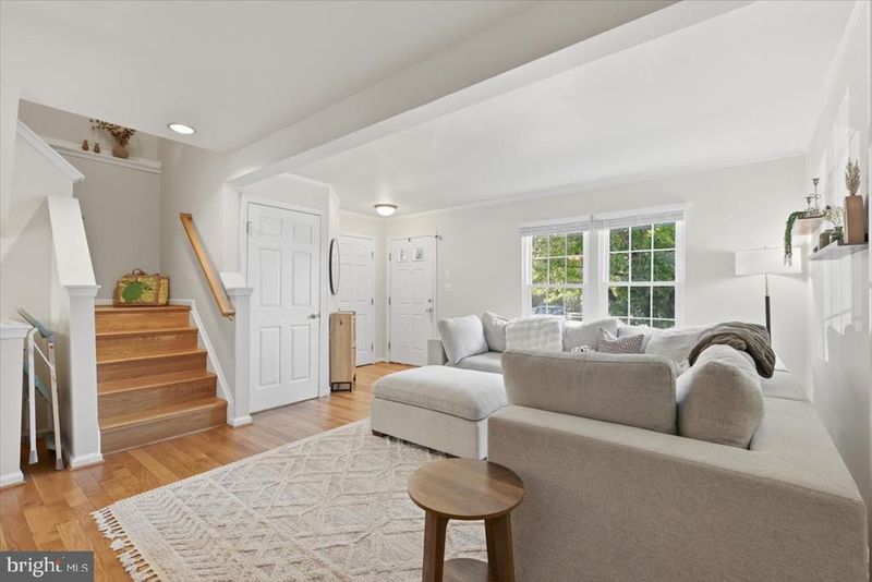 7049 Rogue Forest Ln, Gainesville, VA 20155