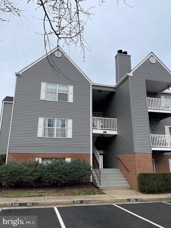 200 Grosvenor Ln #102, Stafford, VA 22556