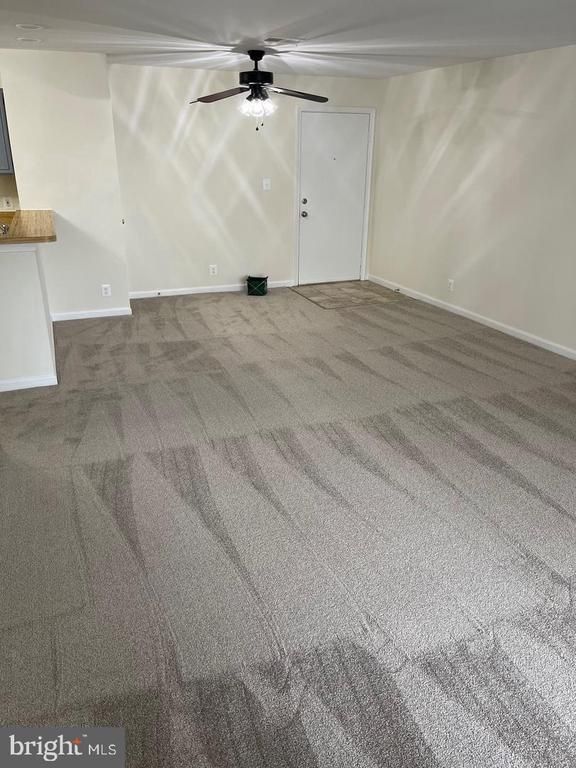 200 Grosvenor Ln #102, Stafford, VA 22556