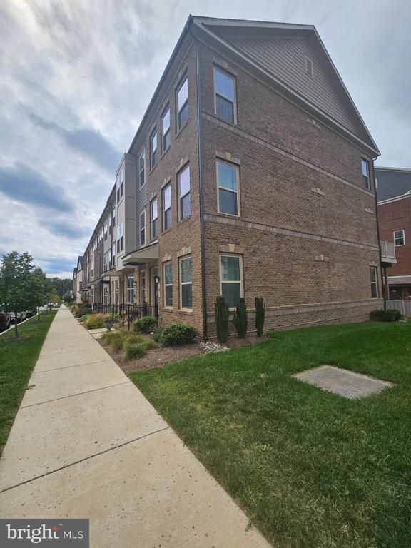 5 Morrison Dr, Gaithersburg, MD 20878