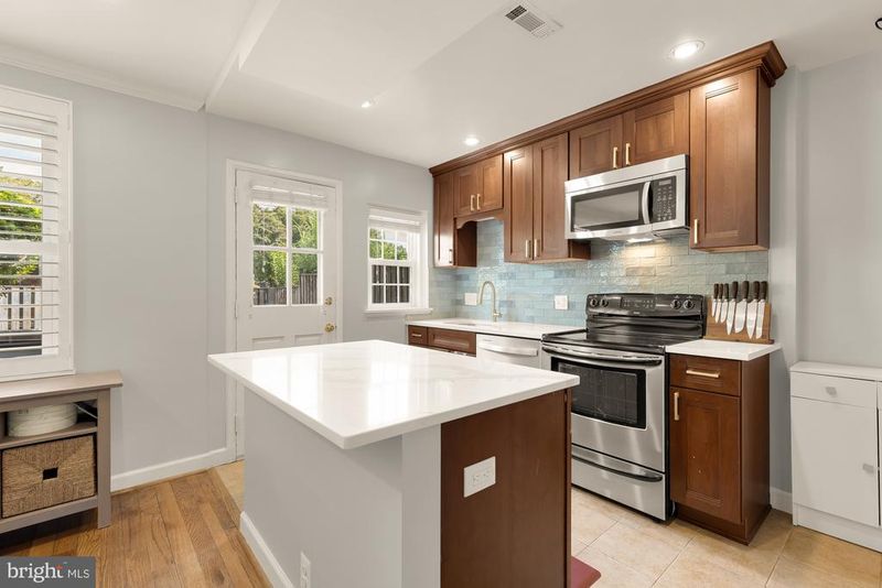 3475 S Wakefield St S, Arlington, VA 22206