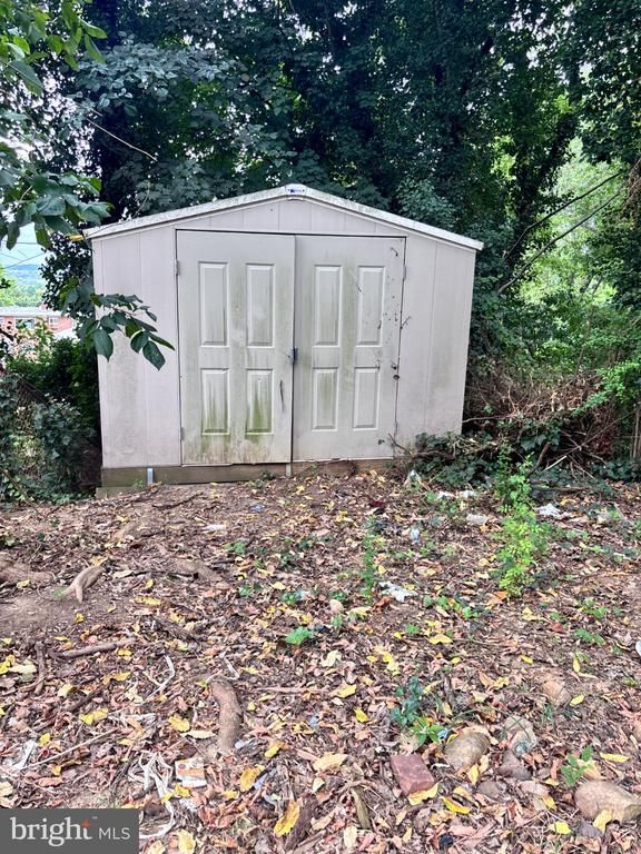5203 Deal Dr, Oxon Hill, MD 20745