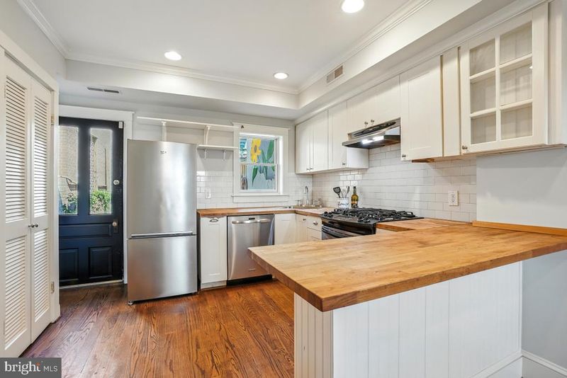 1342 L St SE, Washington, DC 20003