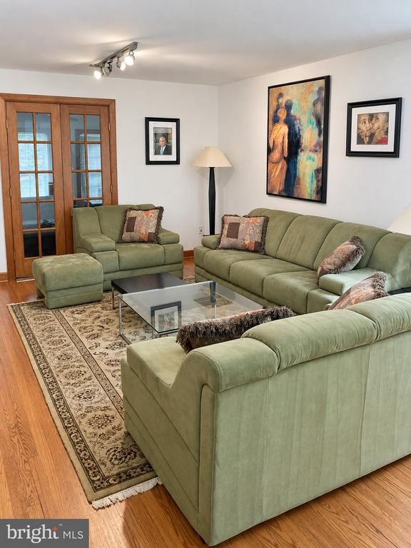 4204 Hatton Ct, Alexandria, VA 22311
