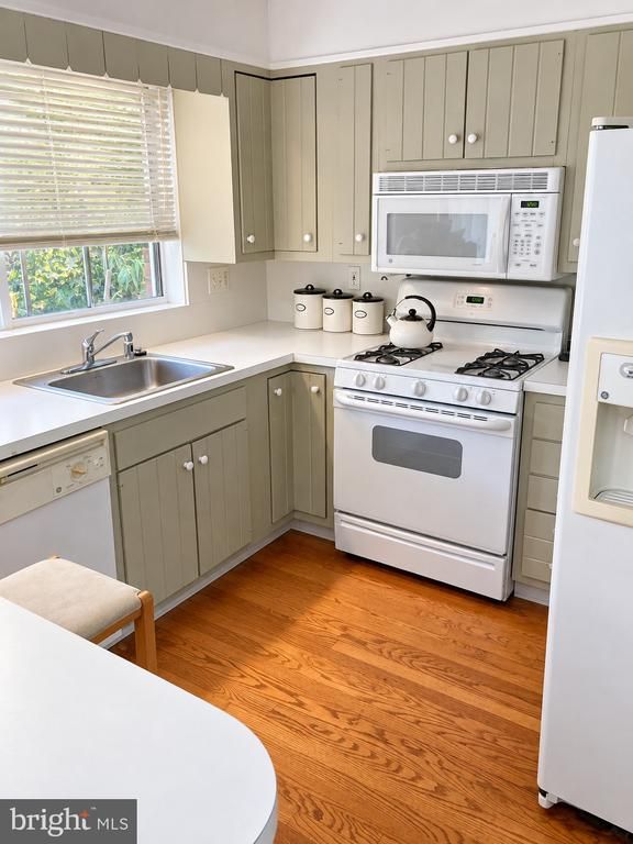 4204 Hatton Ct, Alexandria, VA 22311