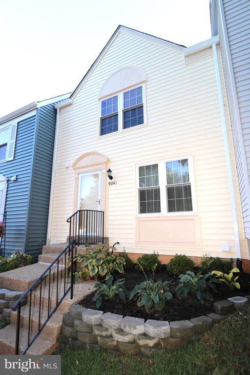 9041 White Rose Ln, Fairfax, VA 22031