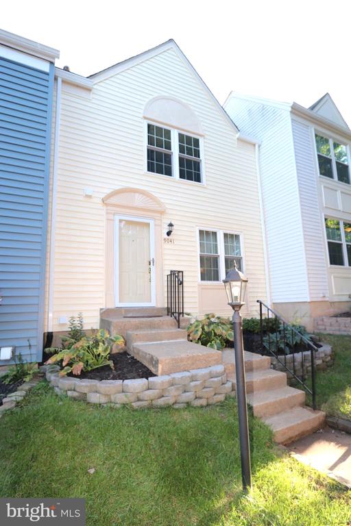 9041 White Rose Ln, Fairfax, VA 22031