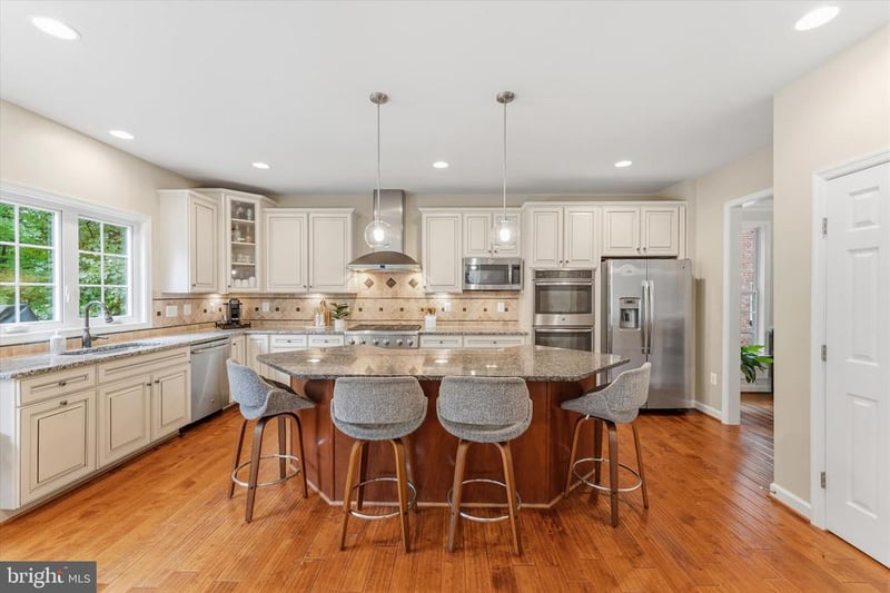 5918 14th St N, Arlington, VA 22205