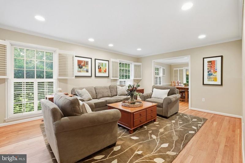 8200 W Gainsborough Ct, Potomac, MD 20854