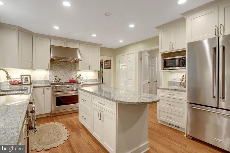 6812 Bluecurl Cir, Springfield, VA 22152