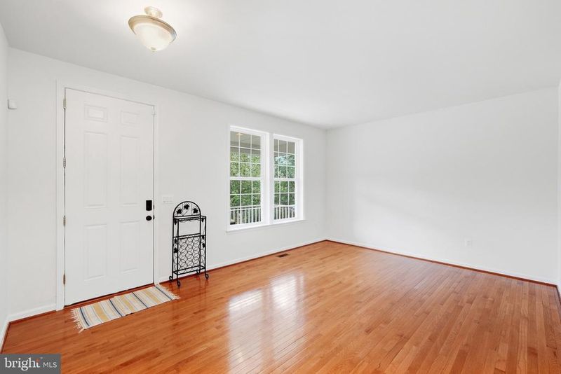 18213 Jillian Ln, Triangle, VA 22172