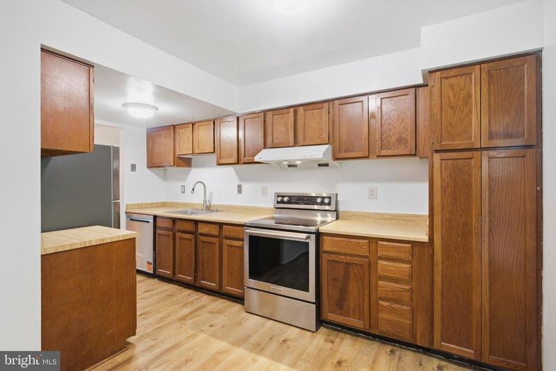 10351 Granite Creek Ln, Oakton, VA 22124