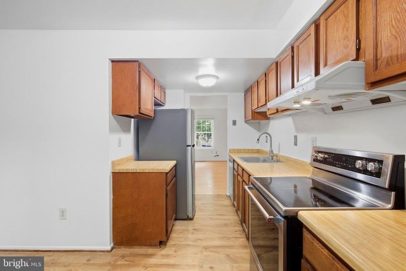 10351 Granite Creek Ln, Oakton, VA 22124
