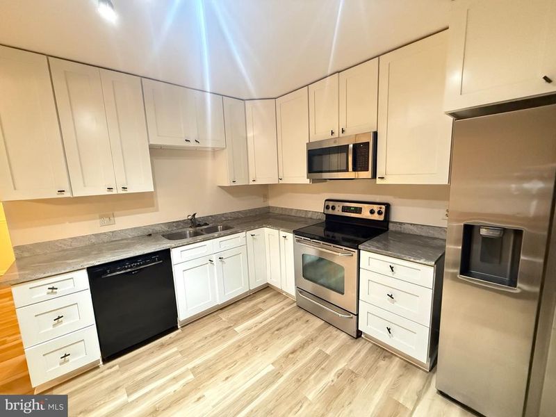 8915 Grandstaff Ct, Springfield, VA 22153