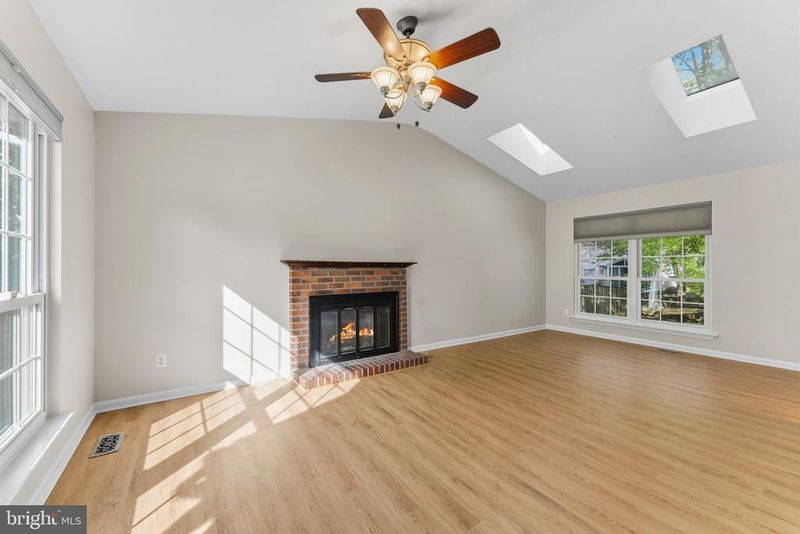 1465 Kingstream Dr, Herndon, VA 20170