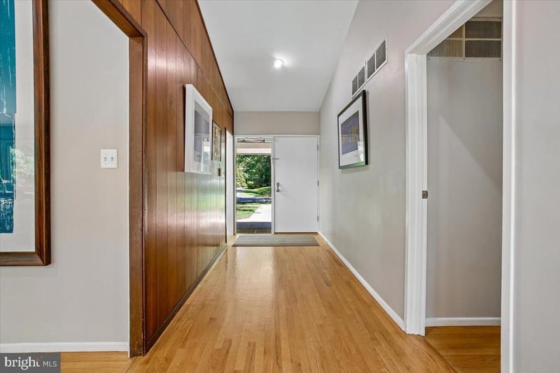 8308 Lilly Stone Dr, Bethesda, MD 20817