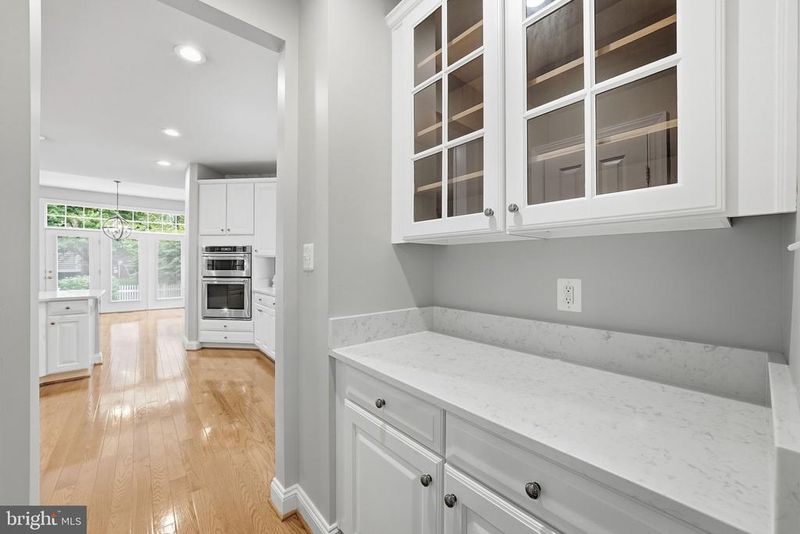 9183 Topaz St, Fairfax, VA 22031