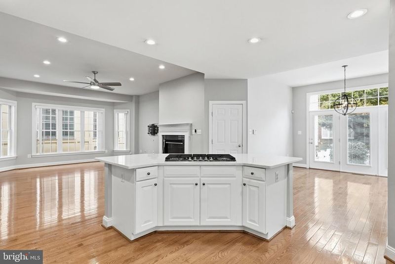 9183 Topaz St, Fairfax, VA 22031