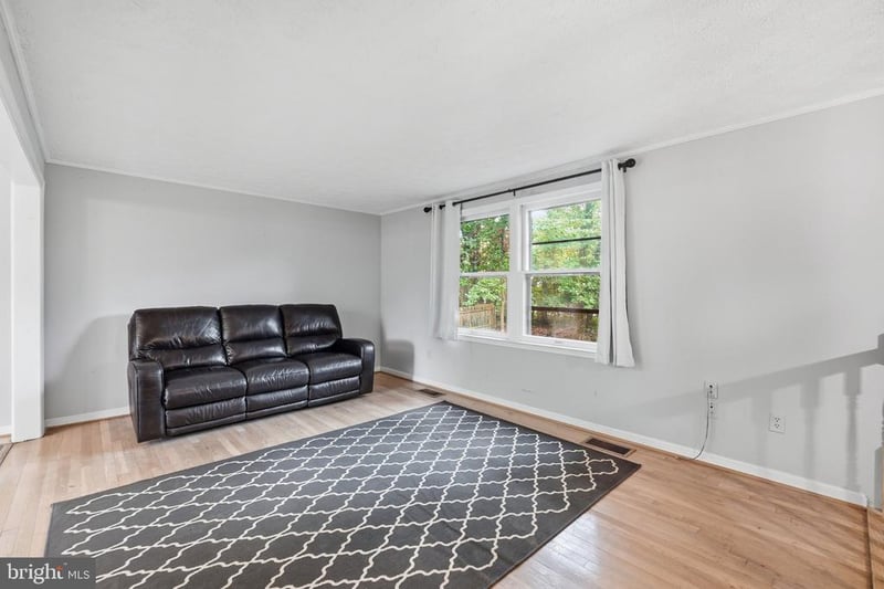 2003 Woodford Rd, Vienna, VA 22182