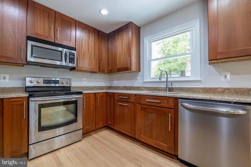 7032 Coventry Rd, Alexandria, VA 22306