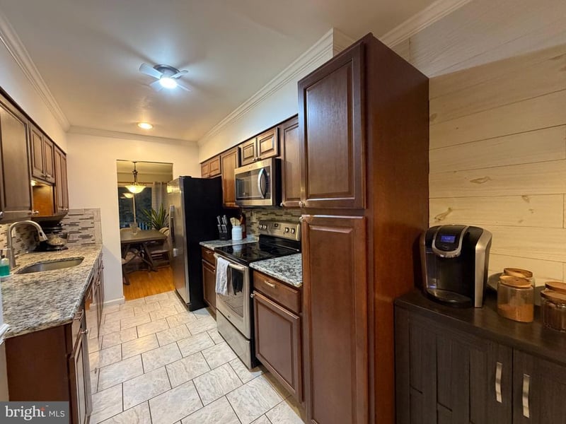 8834 Surveyors Pl, Springfield, VA 22151