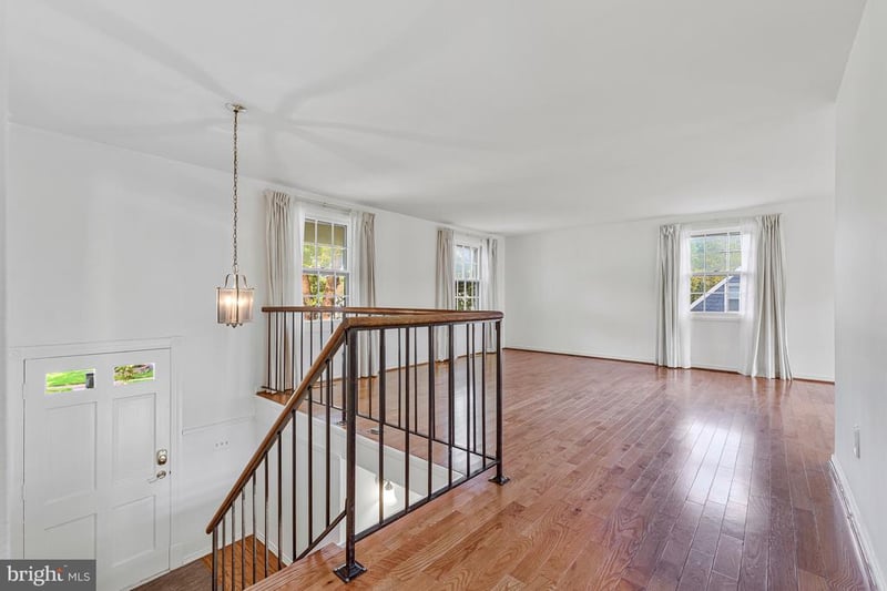 4305 Markwood Ln, Fairfax, VA 22033