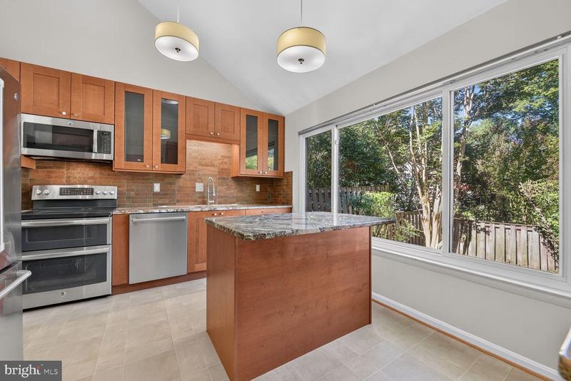 10903 Knights Bridge Ct, Reston, VA 20190