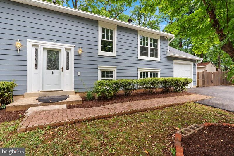 1412 Bayshire Ln, Herndon, VA 20170