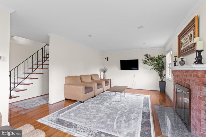 6213 Thomas Dr, Springfield, VA 22150