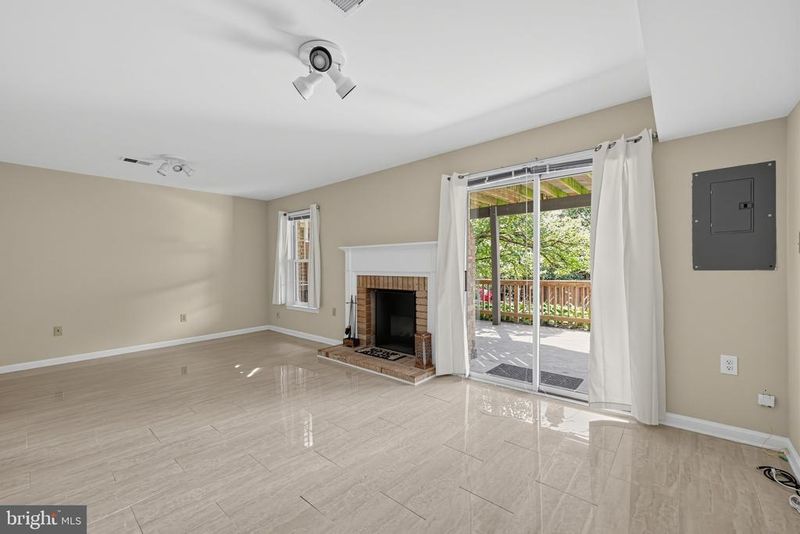 7427 Salford Ct, Alexandria, VA 22315
