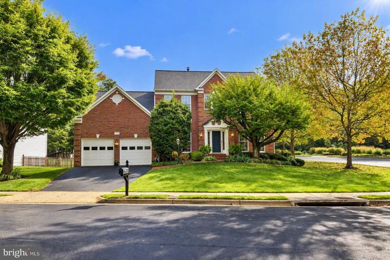 2531 Fallon Dr, Herndon, VA 20171