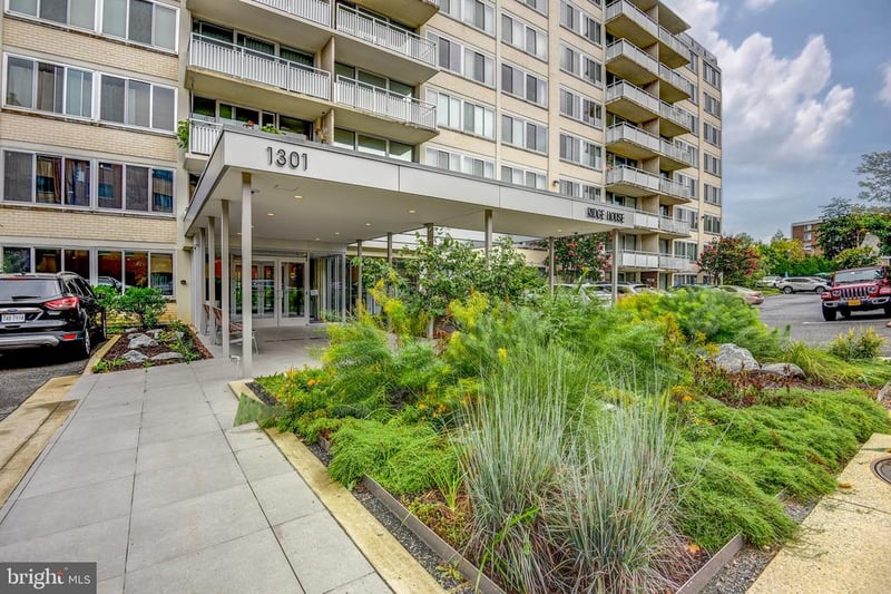 1301 S Arlington Ridge Rd #811, Arlington, VA 22202
