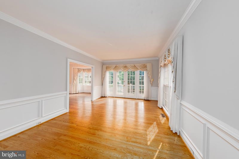 101 Gresham Pl, Falls Church, VA 22046