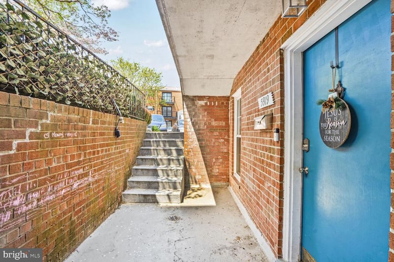 5919 Quantrell Ave, Alexandria, VA 22312